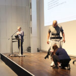 Christian Zange und Exoskelett